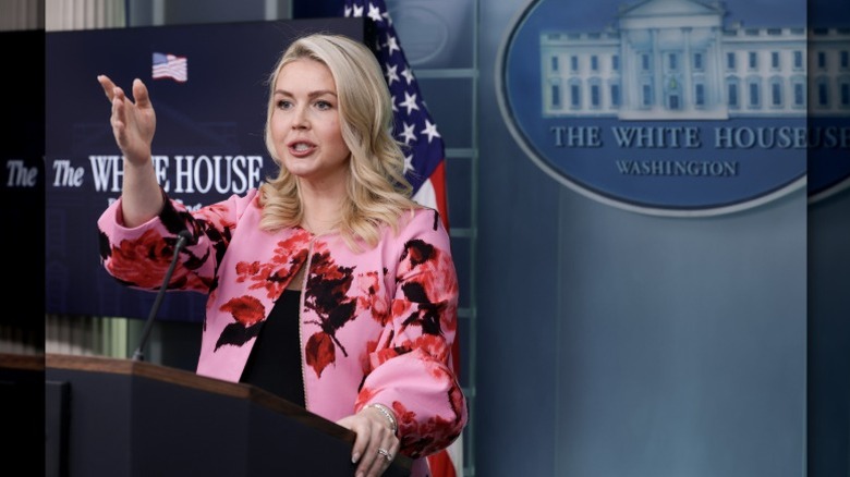 Karoline Leavitt pratar med en reporter på en presskonferens