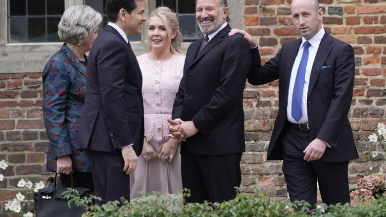 Karoline Leavitt med andra politiker i England