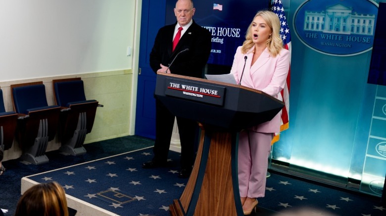 Karoline Leavitt talar till pressen i Vita huset