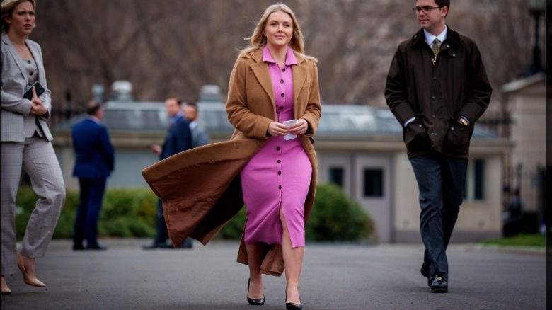 Karoline Leavitt går utanför Vita huset