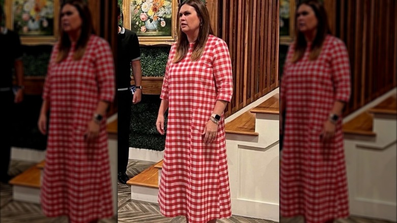 Sarah Huckabee Sanders i en röd och vit gingham maxiklänning