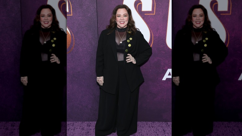 Melissa McCarthy ler i en helsvart outfit