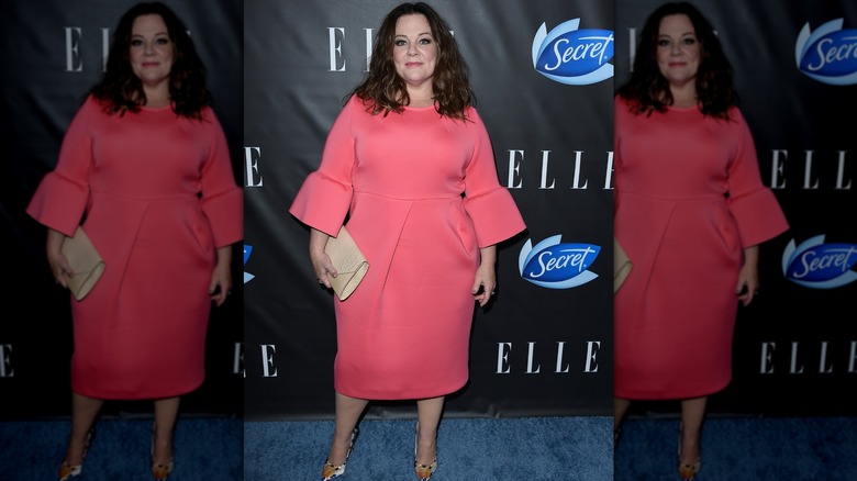 Melissa McCarthy ler i en rosa klänning