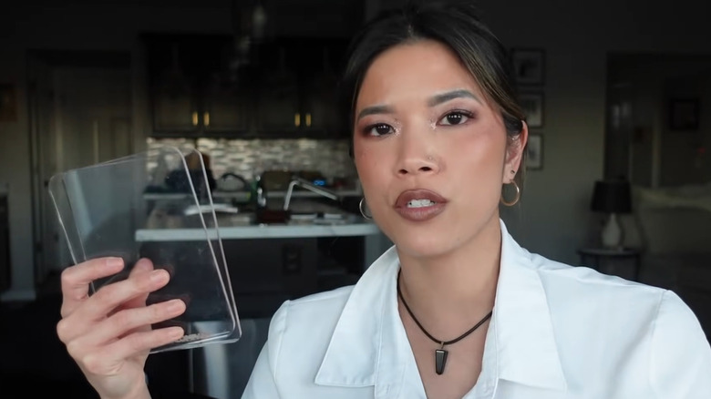 Makeupartist som håller en akrylpalett