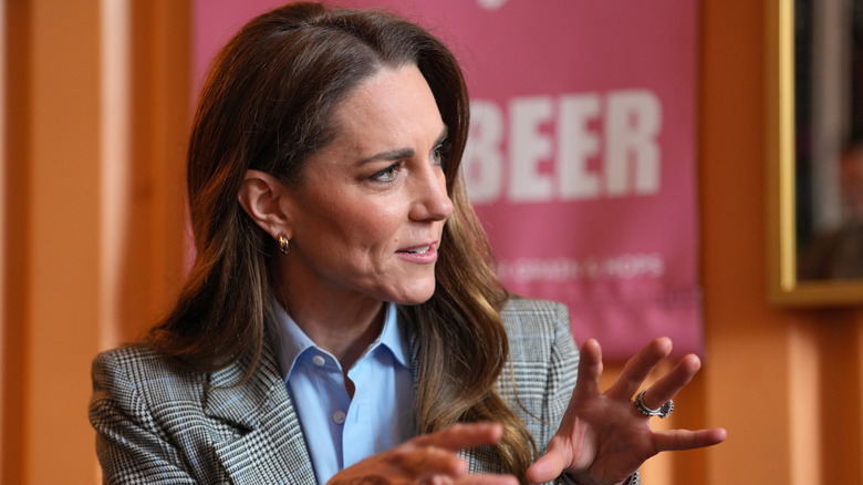 Brittiska Catherine, prinsessan av Wales, gestikulerar när hon talar under ett besök av Fabal Beerhall vid Bermondsey Beer Mile