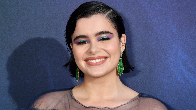 Barbie Ferreira på Euphoria 2019-premiären. Hon är en ung kvinna med ljus hy och kort svart hår. Hon bär lila och grön skimrande ögonskugga.
