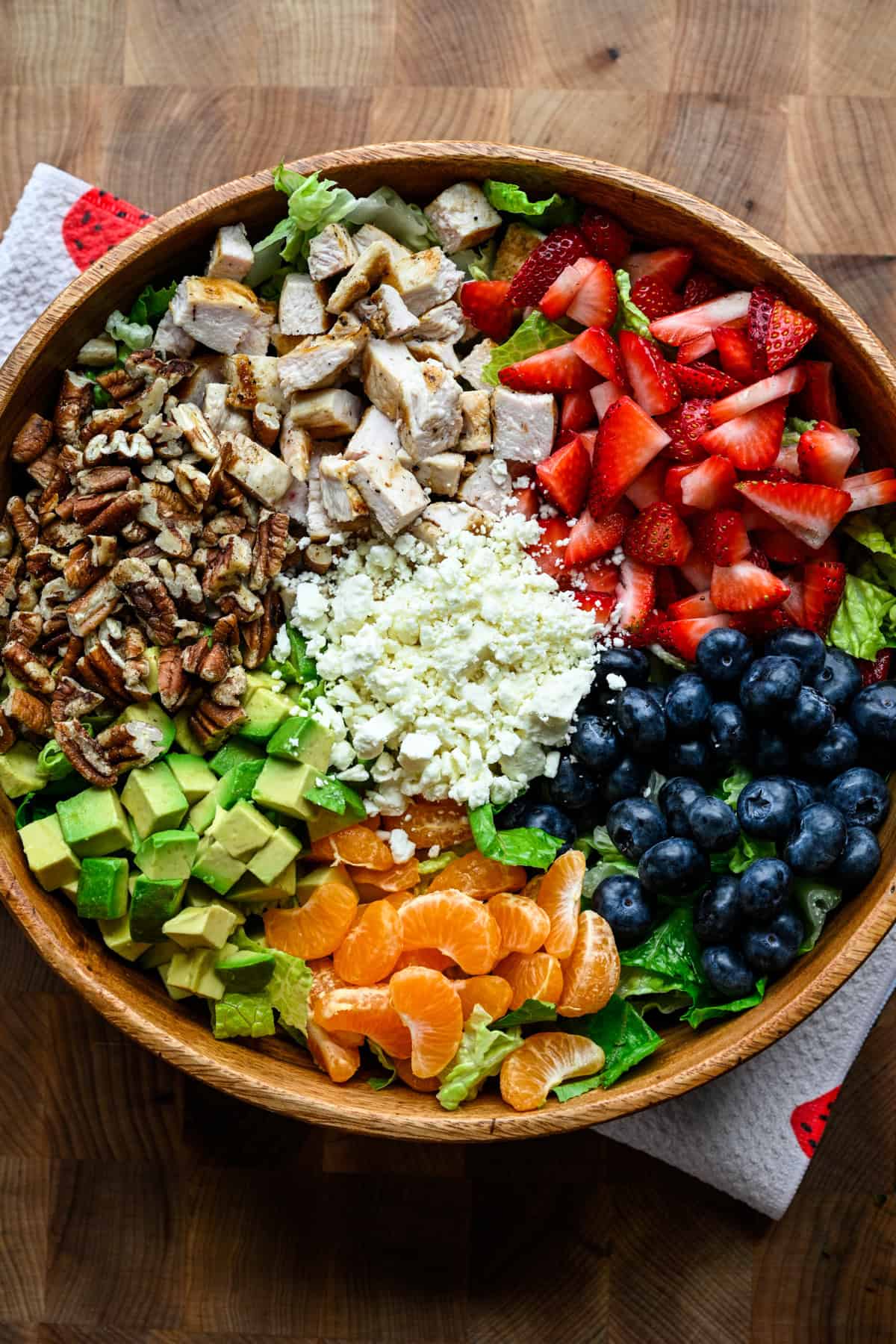 Ovanifrån av jordgubbsvallmo-sallad i. en skål.