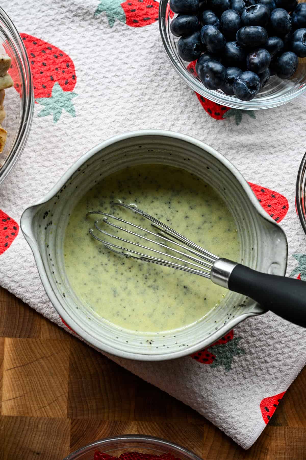 Vy ovanifrån av jordgubbsvallmofrönsallad efter vispning.