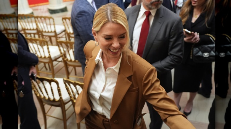 Pam Bondi lämnar en presskonferens i Vita huset