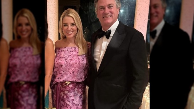 Pam Bondi och John Wakefield poserar på en Mar-a-Lago-fest