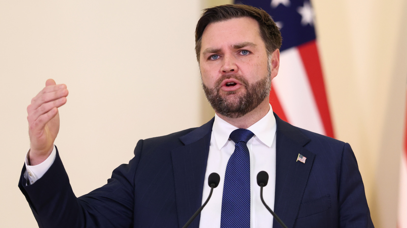 Side-by-side foto av JD Vances viktminskning sätter hans livsstil i skarpt fokus