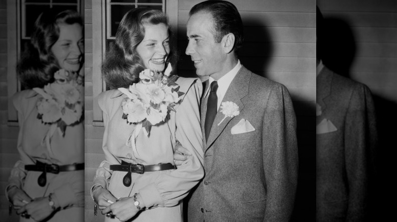 Lauren Bacall och Humphrey Bogart ler mot varandra på sin bröllopsdag