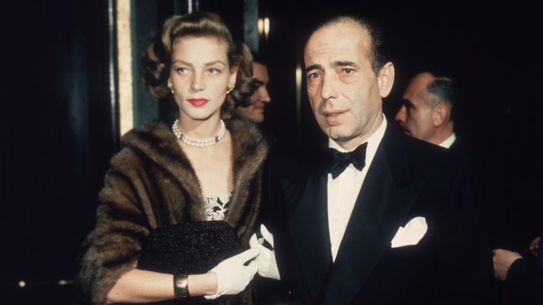 Lauren Bacall och Humphrey Bogart, formellt klädda, anländer till ett evenemang