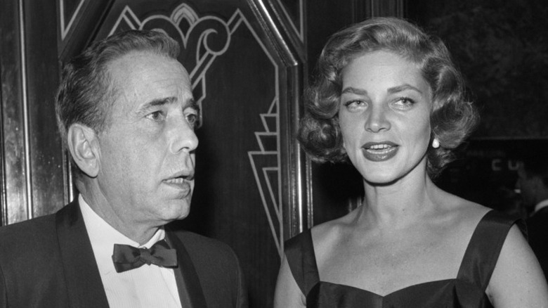Humphrey Bogart och Lauren Bacall fotograferade vid ett evenemang