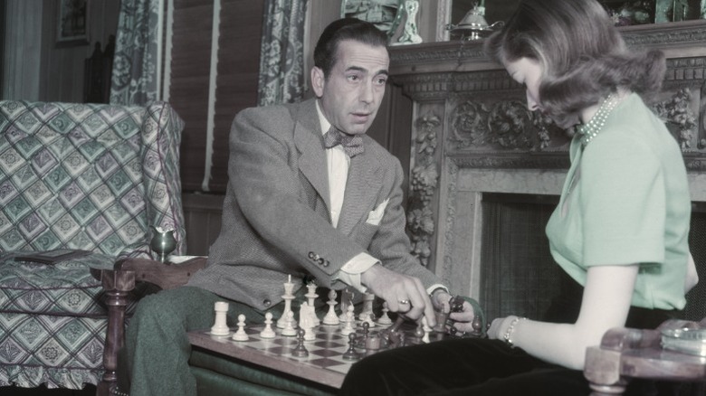 Humphrey Bogart och Lauren Bacall spelar schack