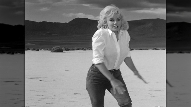 Marilyn Monroe klädd i vit topp och jeans i 