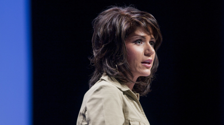 Kristi Noem talar på scenen 2010