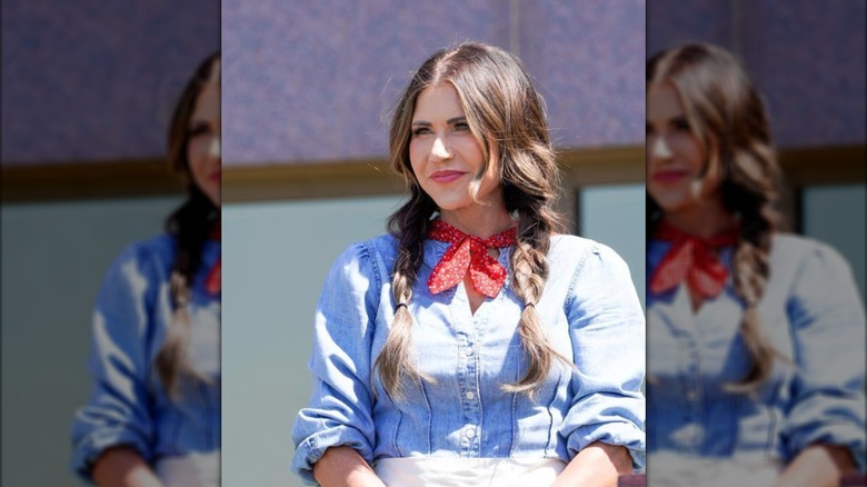 Kristi Noem står utanför en byggnad i södra dräkt