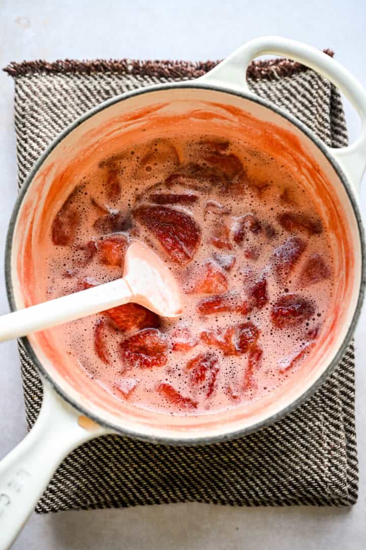 Jordgubbssirap i en vit gryta efter tillagning.