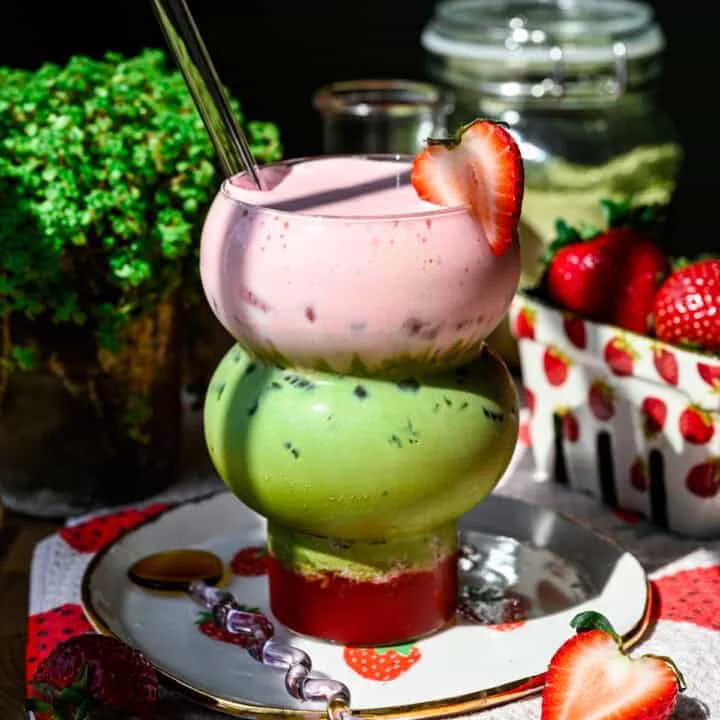 Iced jordgubbsmatcha latte toppad med jordgubbskallskum.