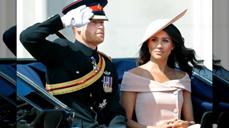 Meghan Markle i rosa klänning och hatt med prins Harry på Trooping the Color 2018.