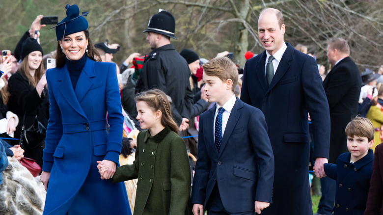 Catherine, prinsessan av Wales, prinsessan Charlotte av Wales, prins George av Wales, prins William, prins av Wales, prins Louis av Wales närvarar vid julmorgongudstjänsten i Sandringham Church
