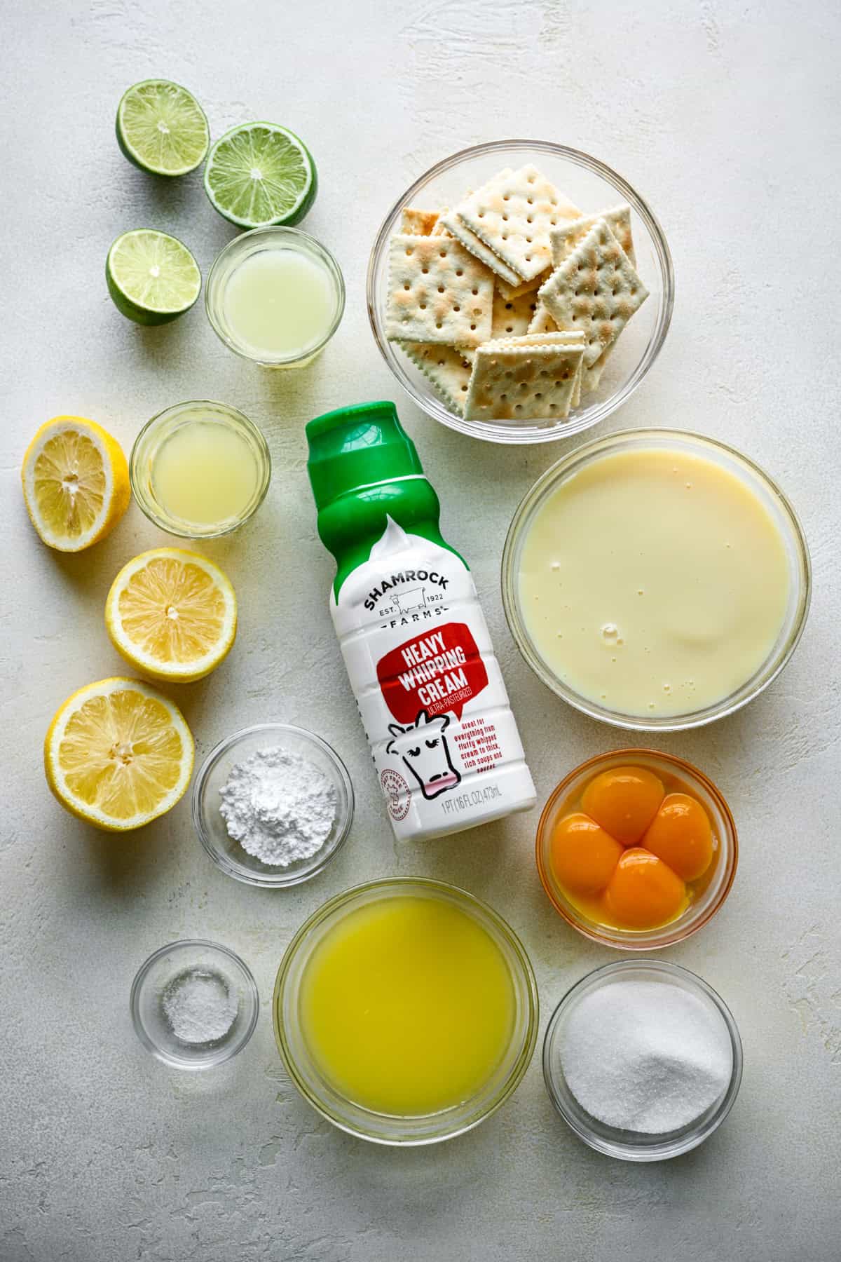 Ovanifrån av ingredienser för atlantic beach paj i små skålar. 