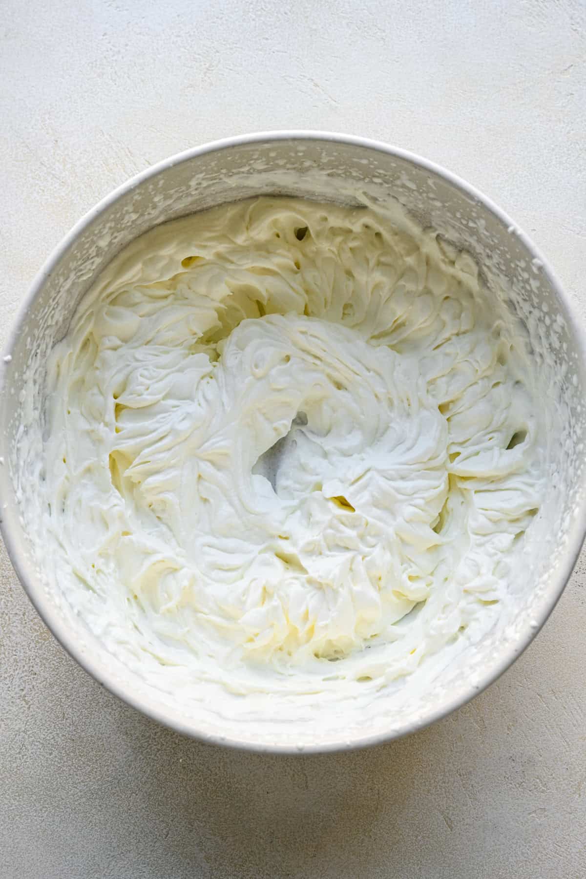 Vispad grädde i en skål.
