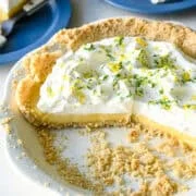 Sidovy av atlantic beach paj med några skivor tagna ur pajform.