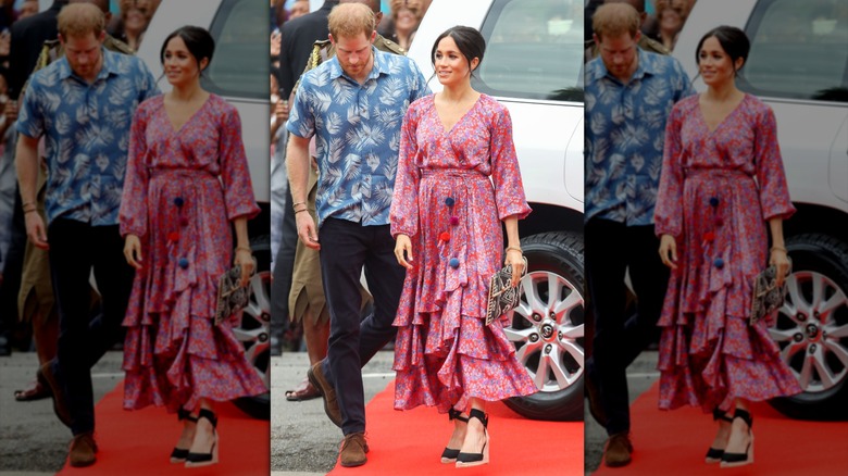 Meghan Markle på bilden med prins Harry iklädd en blommig maxiklänning och espadrillor