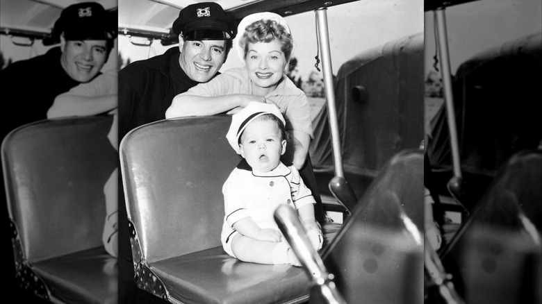 Desi Arnaz och Lucille Ball med sin dotter Lucie på en båt