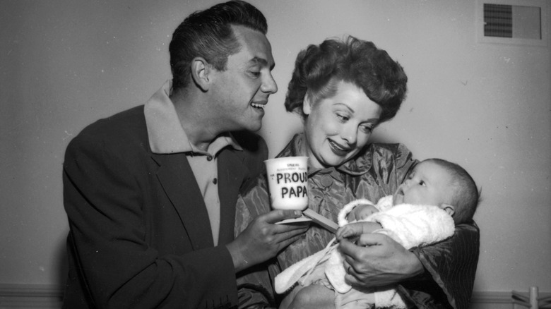 Desi Arnaz och Lucille Ball med Desi Jr.