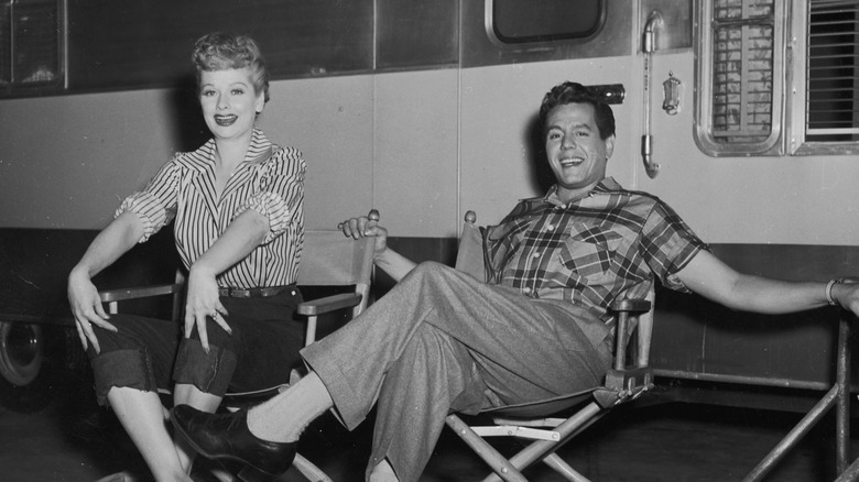 Lucille Ball och Desi Arnaz framför en trailer