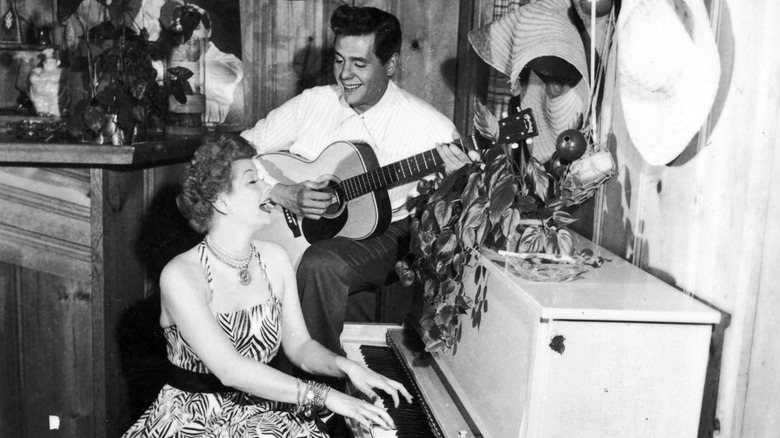 Lucille Ball och Desi Arnaz spelar musik