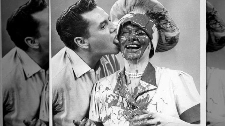 Desi Arnaz och Lucille Ball med choklad i ansiktet
