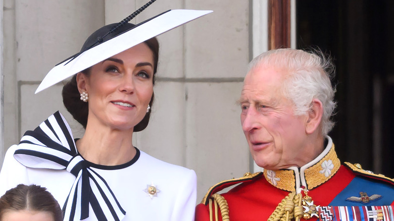 Kung Charles III och Kate Middleton pratar