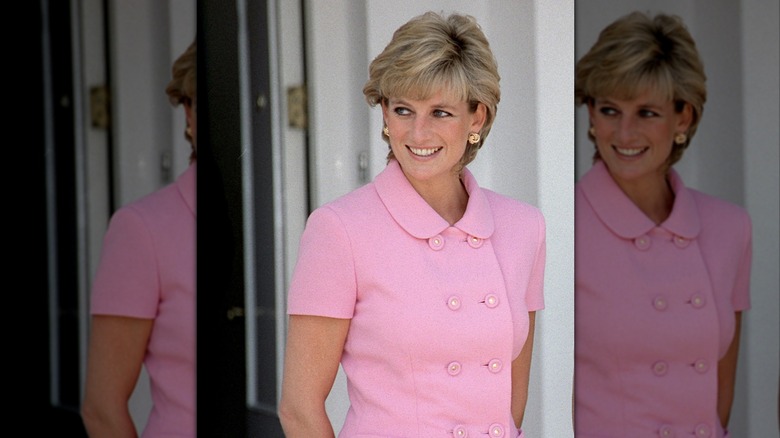 Prinsessan Diana klädd i en rosa kostymklänning med stora knappar och en krage i Peter Pan-stil
