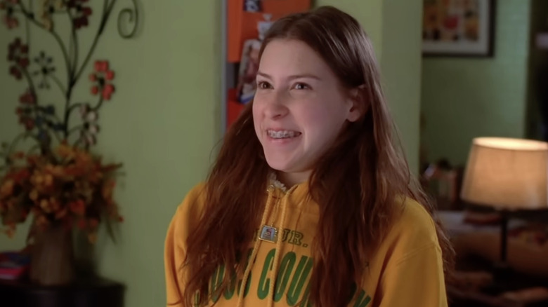 Eden Sher som Sue Heck i mitten