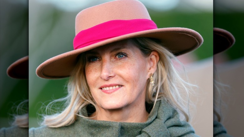 Sophie, hertiginnan av Edinburgh, deltar i ett hästkapplöpning