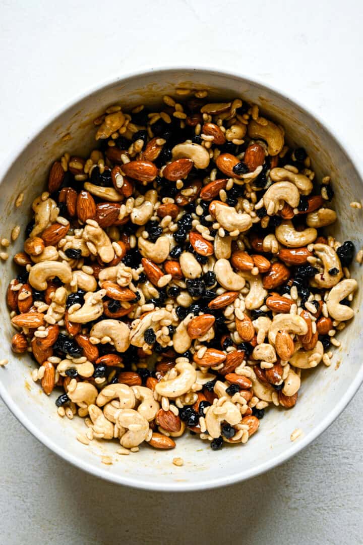 Blueberry cashew snack bar ingredienser blandas i en skål.