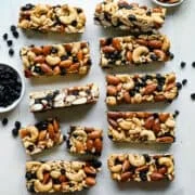 Vy ovanifrån av blåbärscachow KIND bar copycats på pergamentpapper.