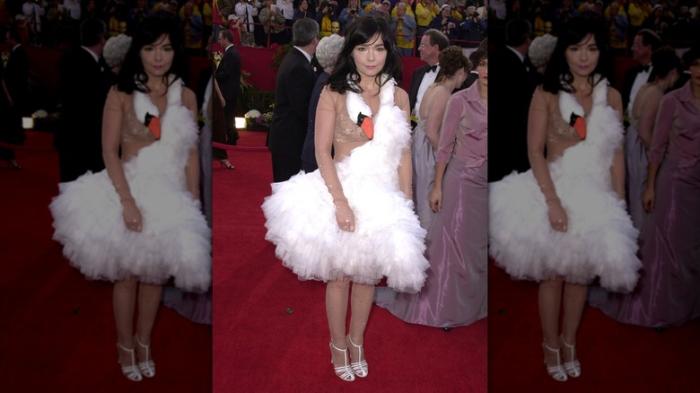 Björk i sin ökända svanklänning vid Oscarsgalan 2001