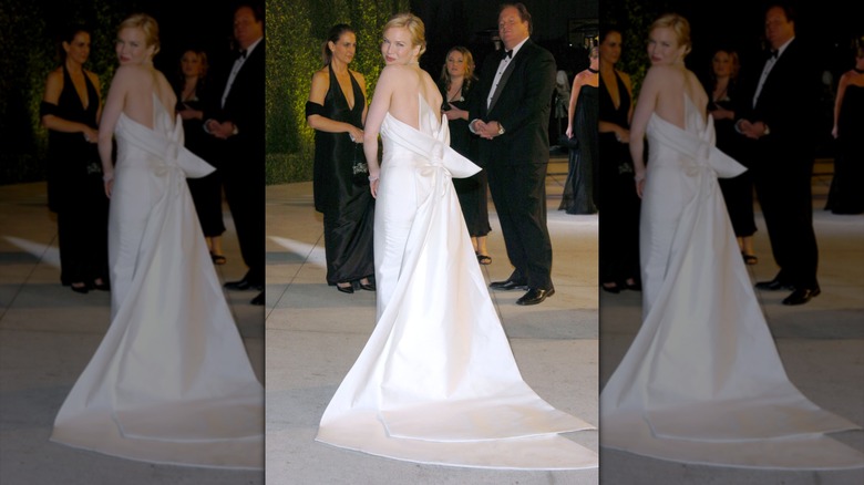 Renée Zellweger i en vit brudklänning vid Oscarsgalan 2004