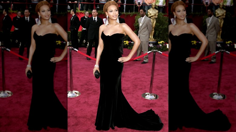 Beyonce på Oscarsgalan 2005 i en svart axelbandslös klänning