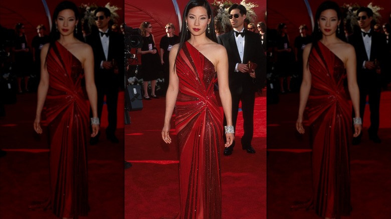 Lucy Liu vid Oscarsgalan 2000 i en röd klänning med en axel