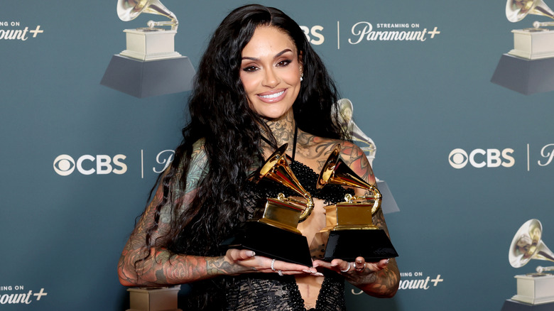 Kehlani poserar i pressrummet under den 68:e GRAMMY Awards