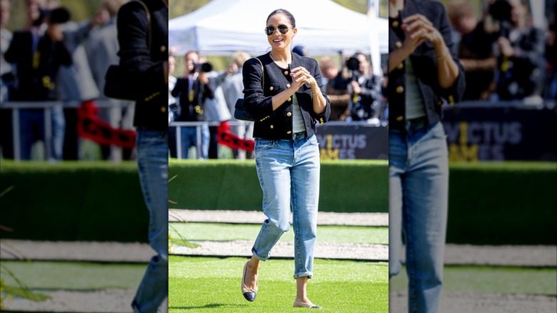Meghan Markle bär svart tweedjacka med lätta tvättade jeans och Chanel-balettkläder.