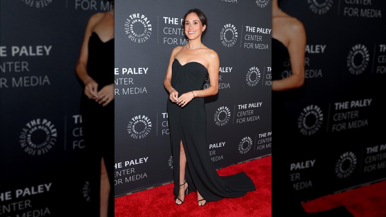 Meghan Markle bär axelbandslös svart klänning med svarta sandaler med klackar på Paley Fall Honors Gala 2024