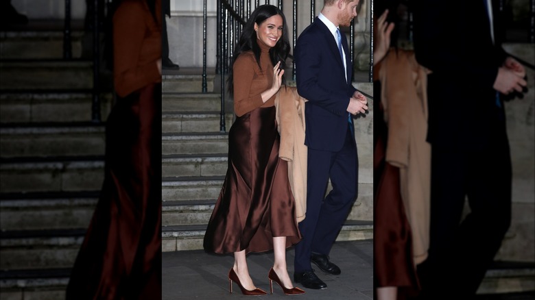 Meghan Markle klädd i monokromatisk brun outfit med ner håret.