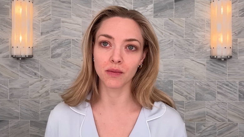 Amanda Seyfried i en video med eksem i ansiktet.
